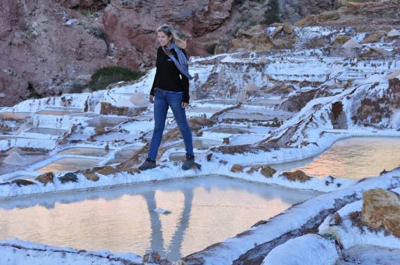 Caminhando pelas Salinas de Maras, no Valle Sagrado, perto de Cusco, no Peru